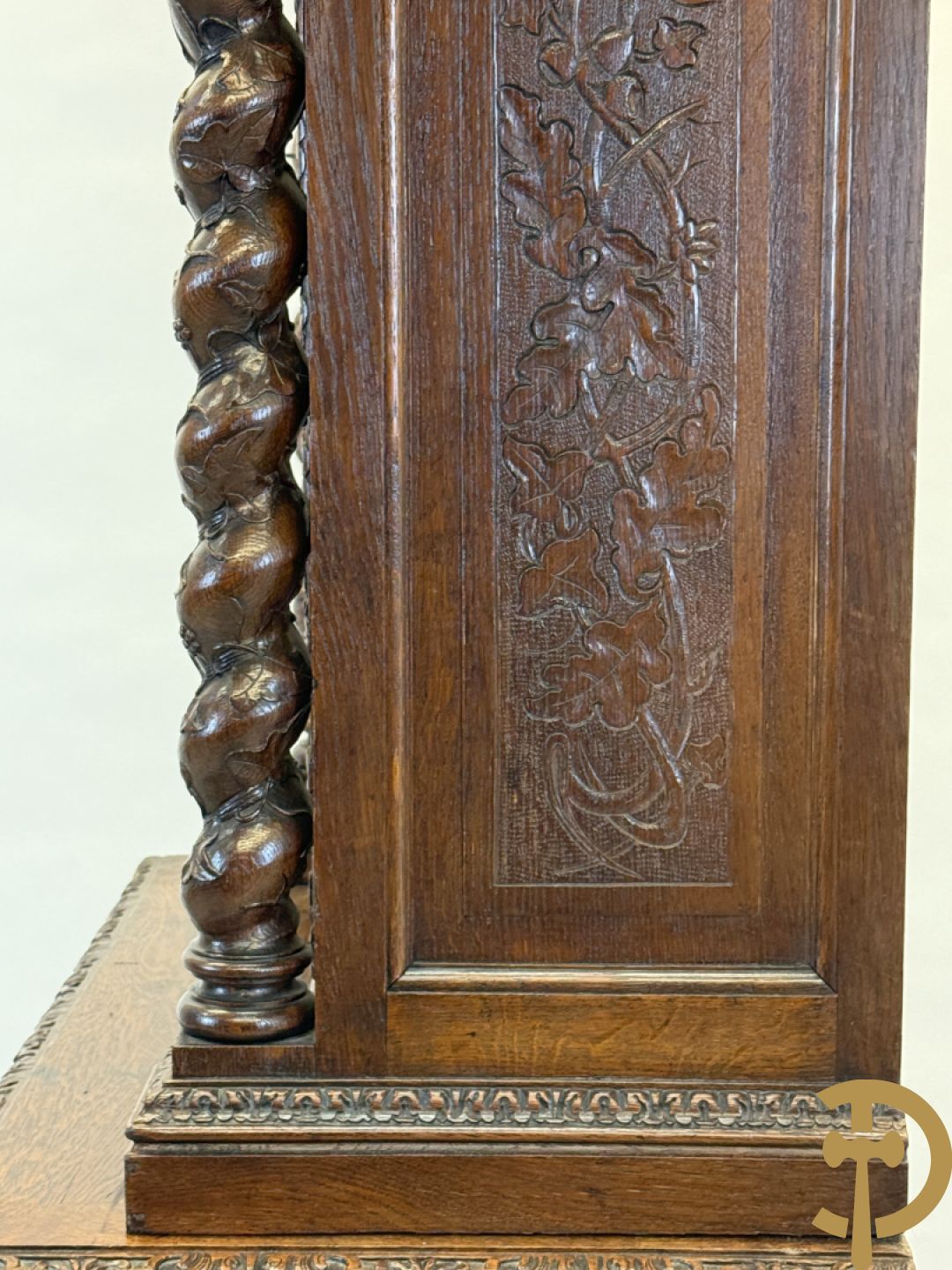 Massief eiken jacht deux-corps, bovenaan met vitrine, zijdelings met getorste zuilen, onderaan met sculptuur van everzwijn en eikebladranken