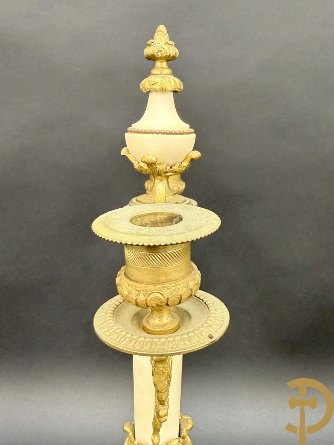 Paar marmeren kandelaars met bronzen cupido