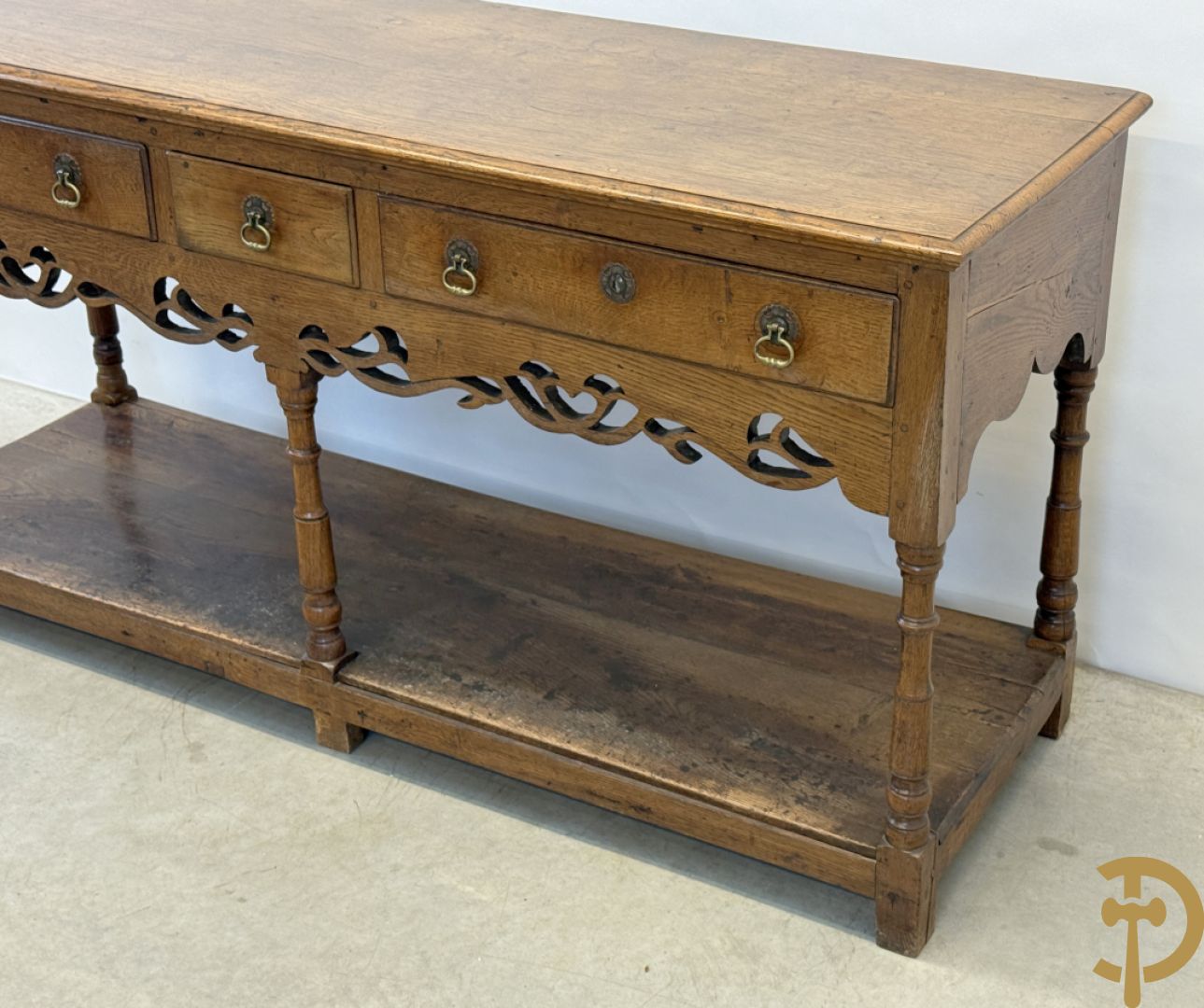 Engelse eiken sideboard met 3 lades op ballustervormige poten