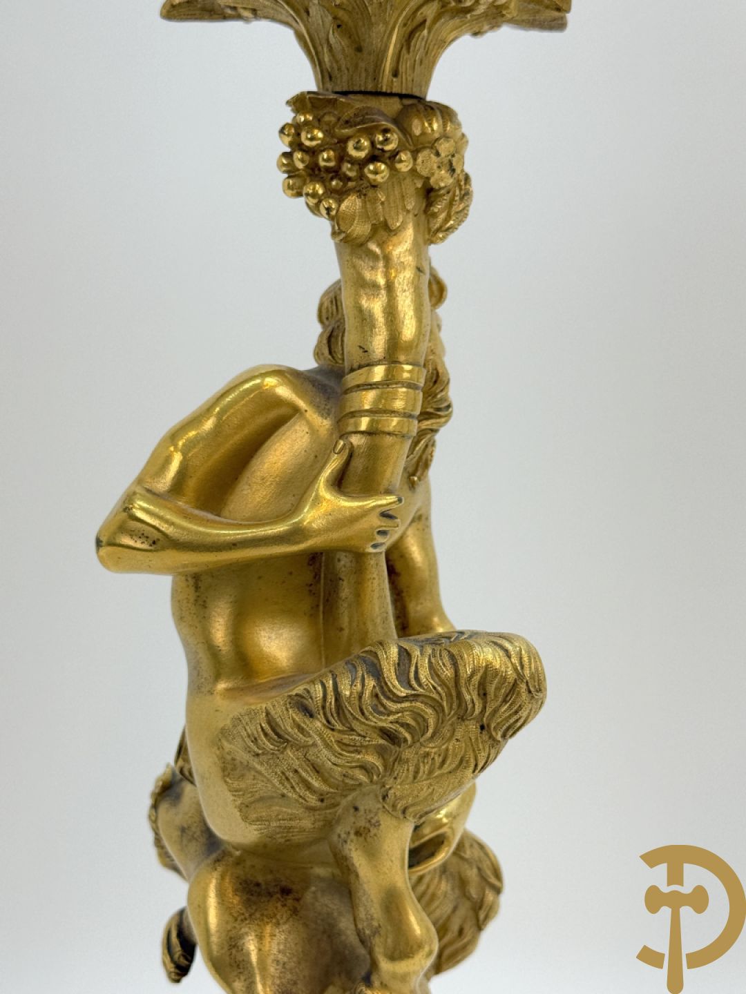 Paar bronzen kandelaars met sater en naakte dame, versierd met accanthusranken en dierenmotieven