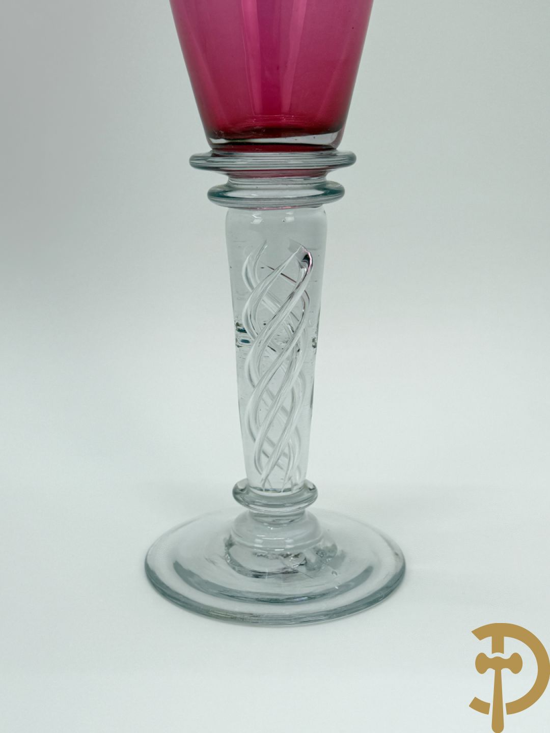 Roze mondgeblazen fluitvormige vaas + 2 Italiaanse getorste vazen