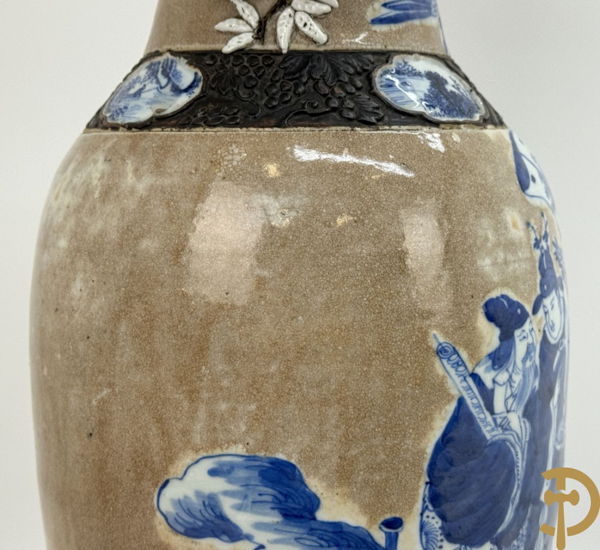 Antieke Chinese Nankin vaas met decor van wijsgeren, onderaan bezet met hert en bovenaan met pioenrozen