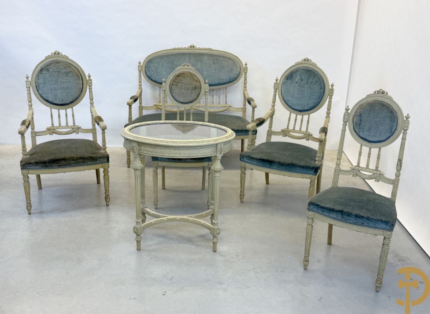 Louis XVI salonensemble bestaande uit canapé, 2 armzetels, 2 stoelen en salontafel