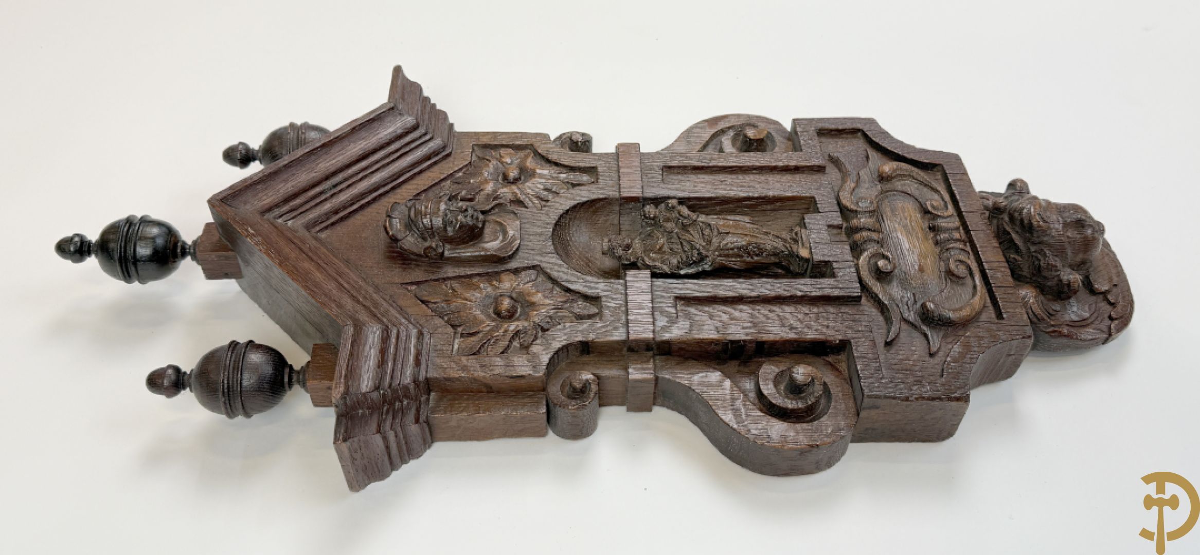 Kleine Madonna met kind in houtgesculpteerde nis, onderaan met cupidohoofd en bovenaan met fronton