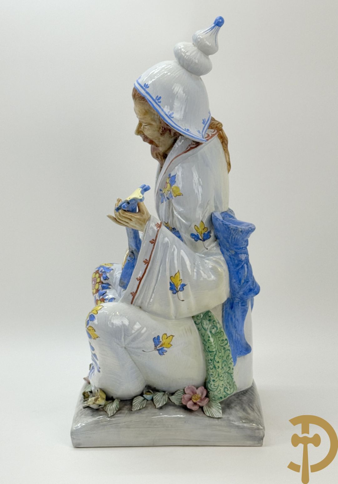 Meerkleurig Italiaans beeld van zittende oosterse man met snaarinstrument