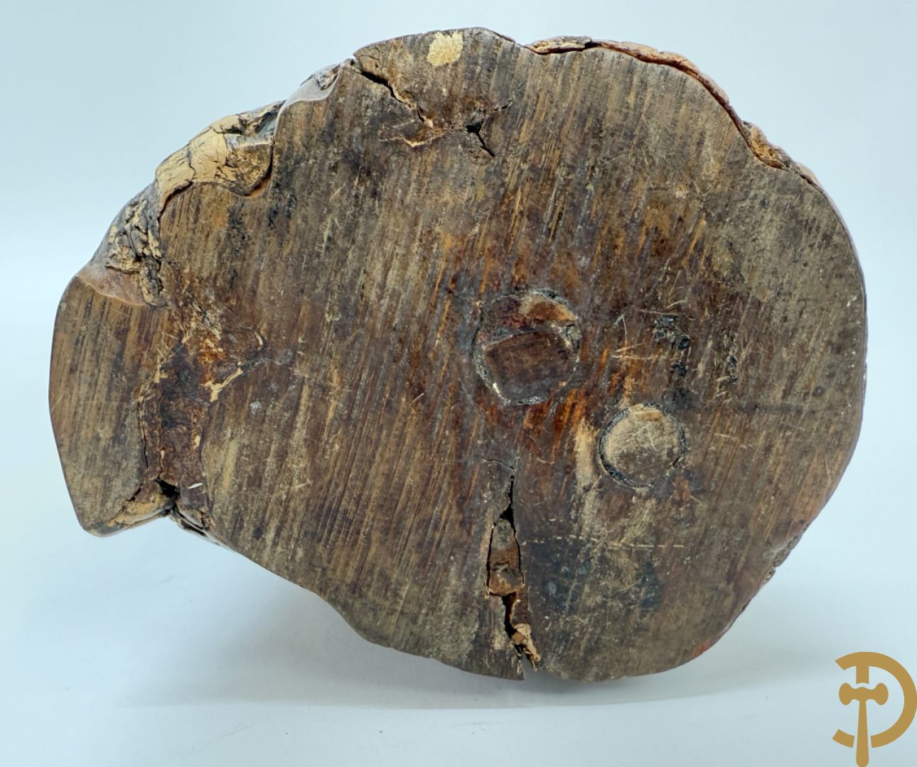 Houtsculptuur van evangelist met zwaard