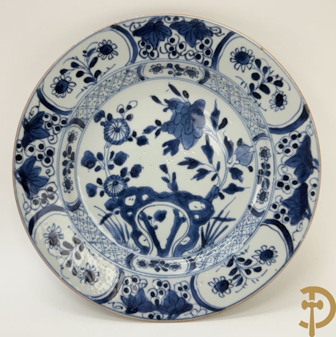 Acht Chinese porseleinen blauw/wit bordjes met bloemendecor, Kangxi