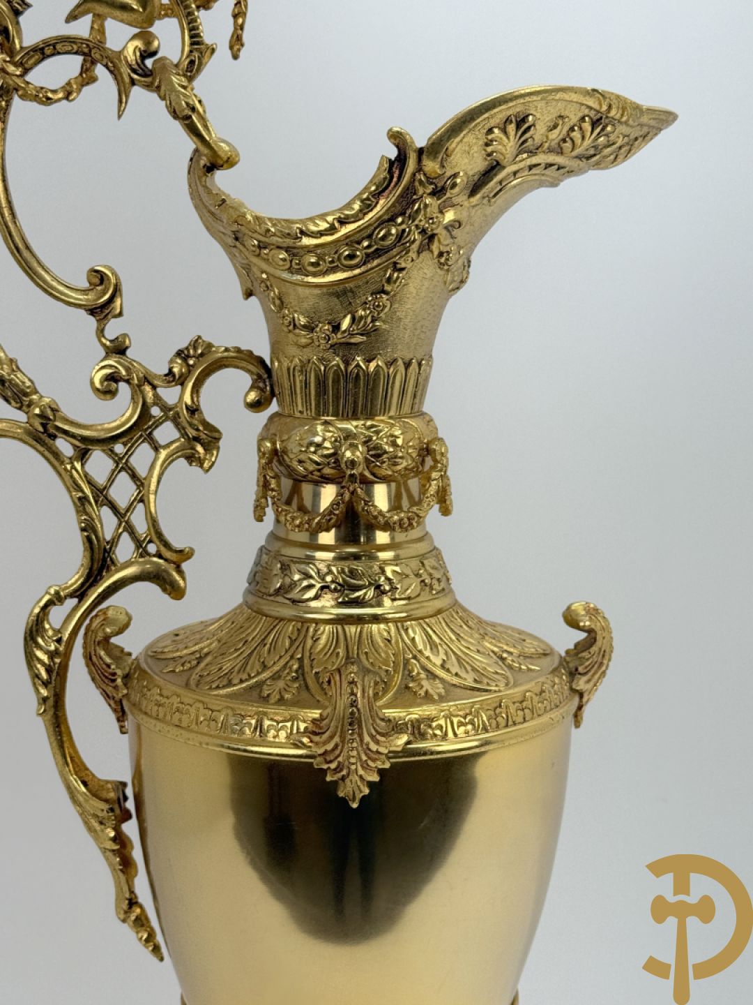 Vuurvergulde bronzen amfoorvaas met basrelief van dame en bezet met cupido