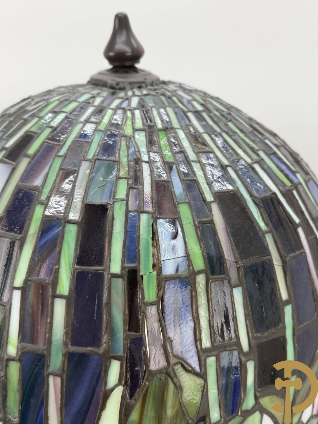 Bronzen tafellampadaire met kap met bloemen, Tiffany stijl