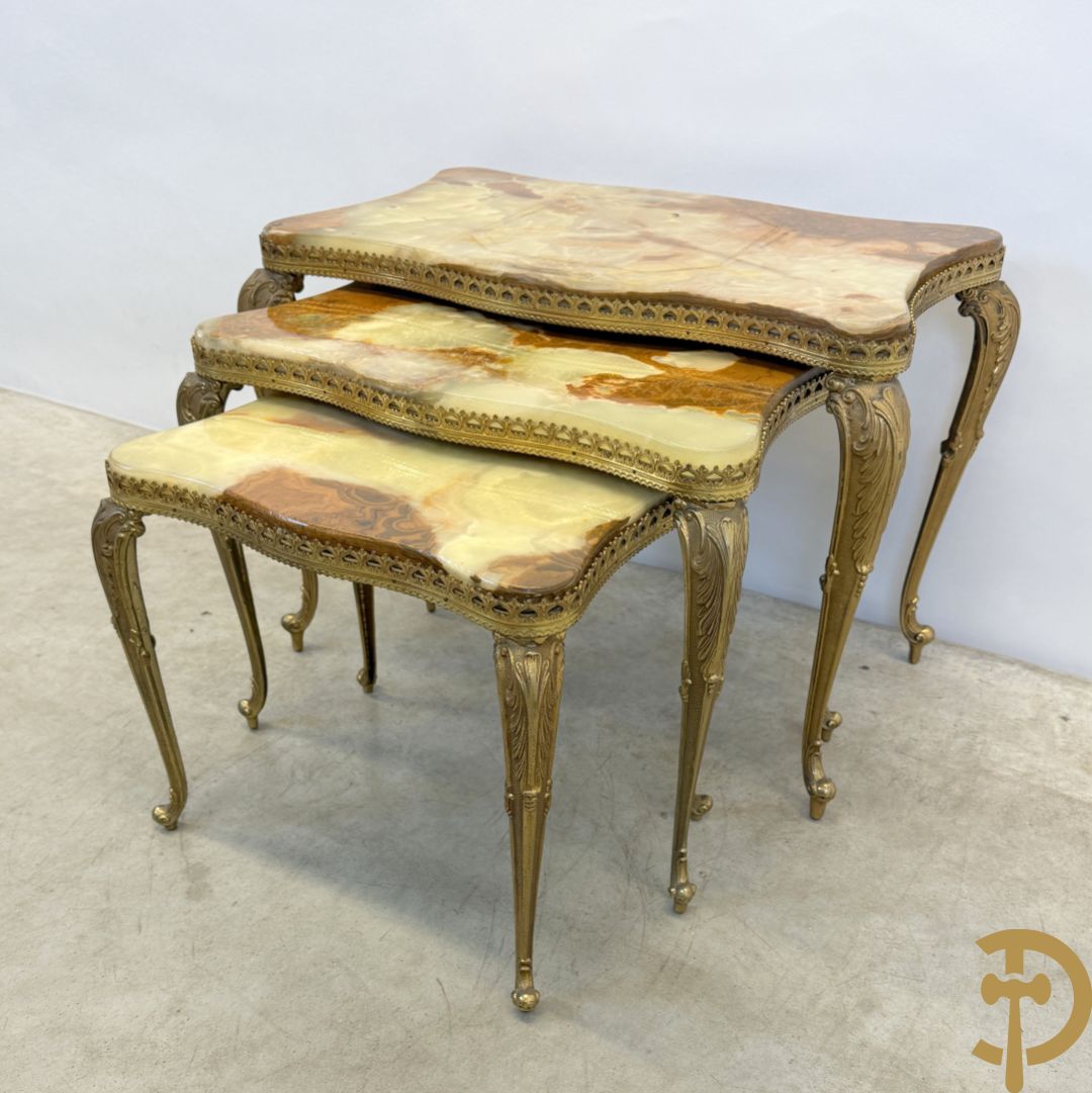 Drie cigognetafels met onix marmeren blad op koperen voluutvormige poten + 2 bijzettafeltjes op koperen voet