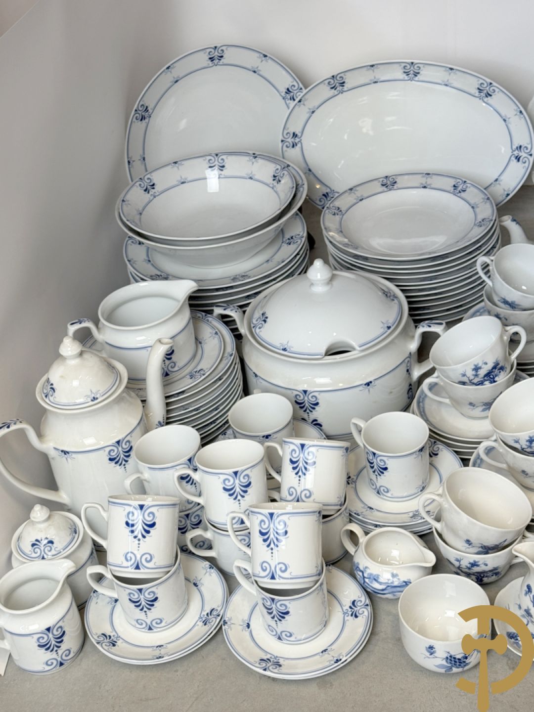 Porseleinen eet- en koffieservies, Winterling Kirchenlamitz Bavaria, met kobaltblauw decor + Porseleinen eet- en koffieservies met blauw bomendecor, Bavaria