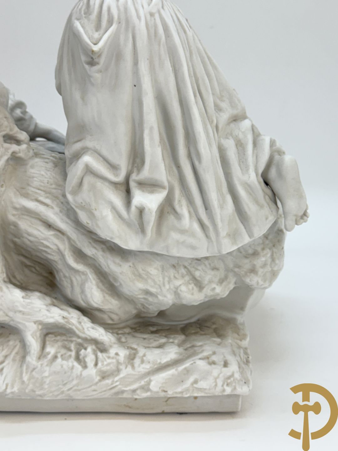 Ongetekend, witte biscuit van jongen en meisje bij boomstronk