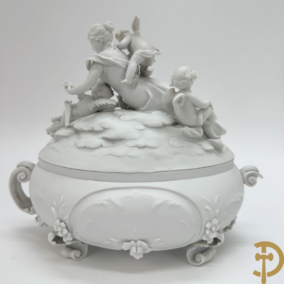 Vijf witte biscuits met cupido