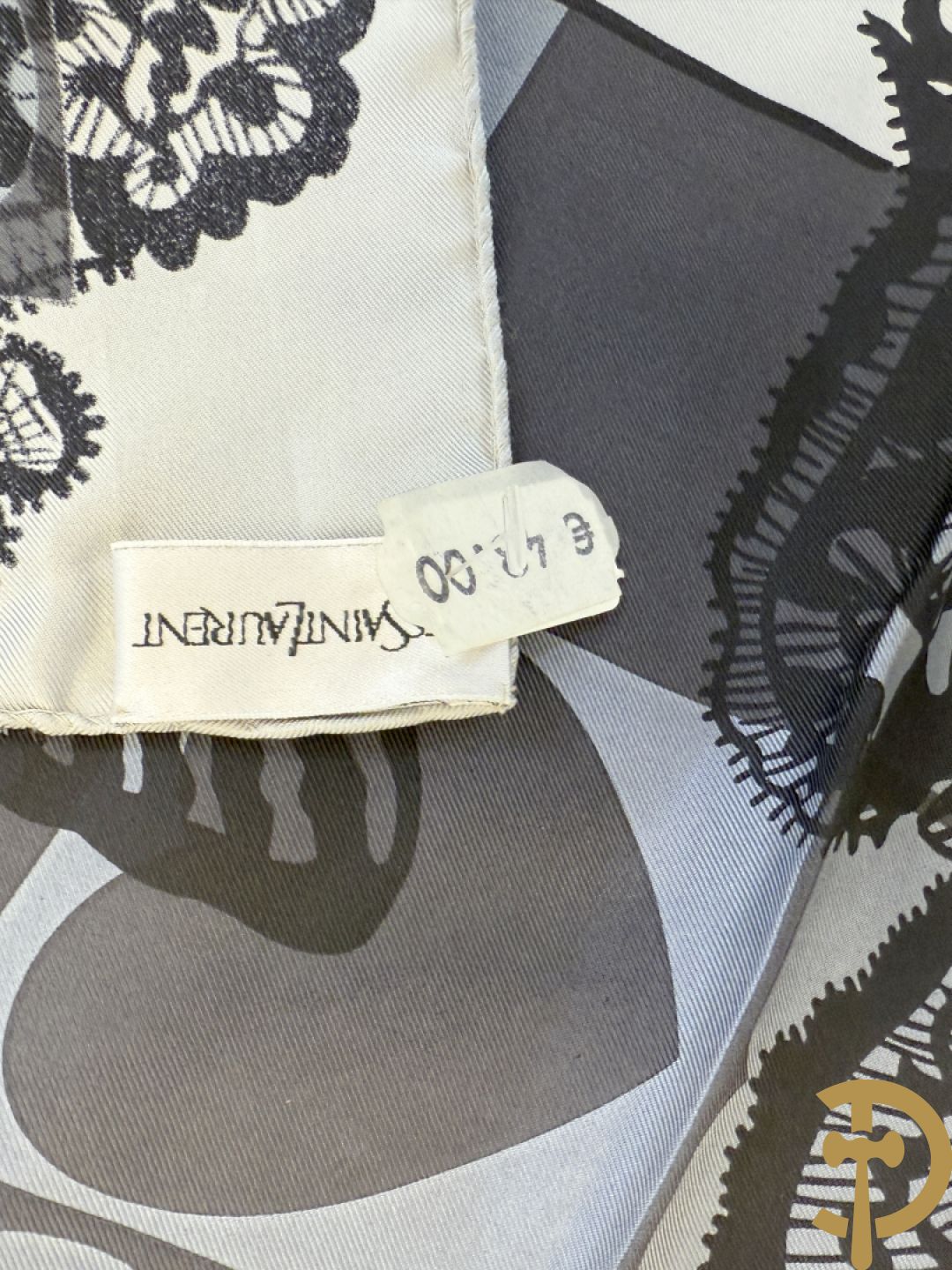 Vier foulards Yves Saint Laurent (nooit gedragen komt uit winkel restant)