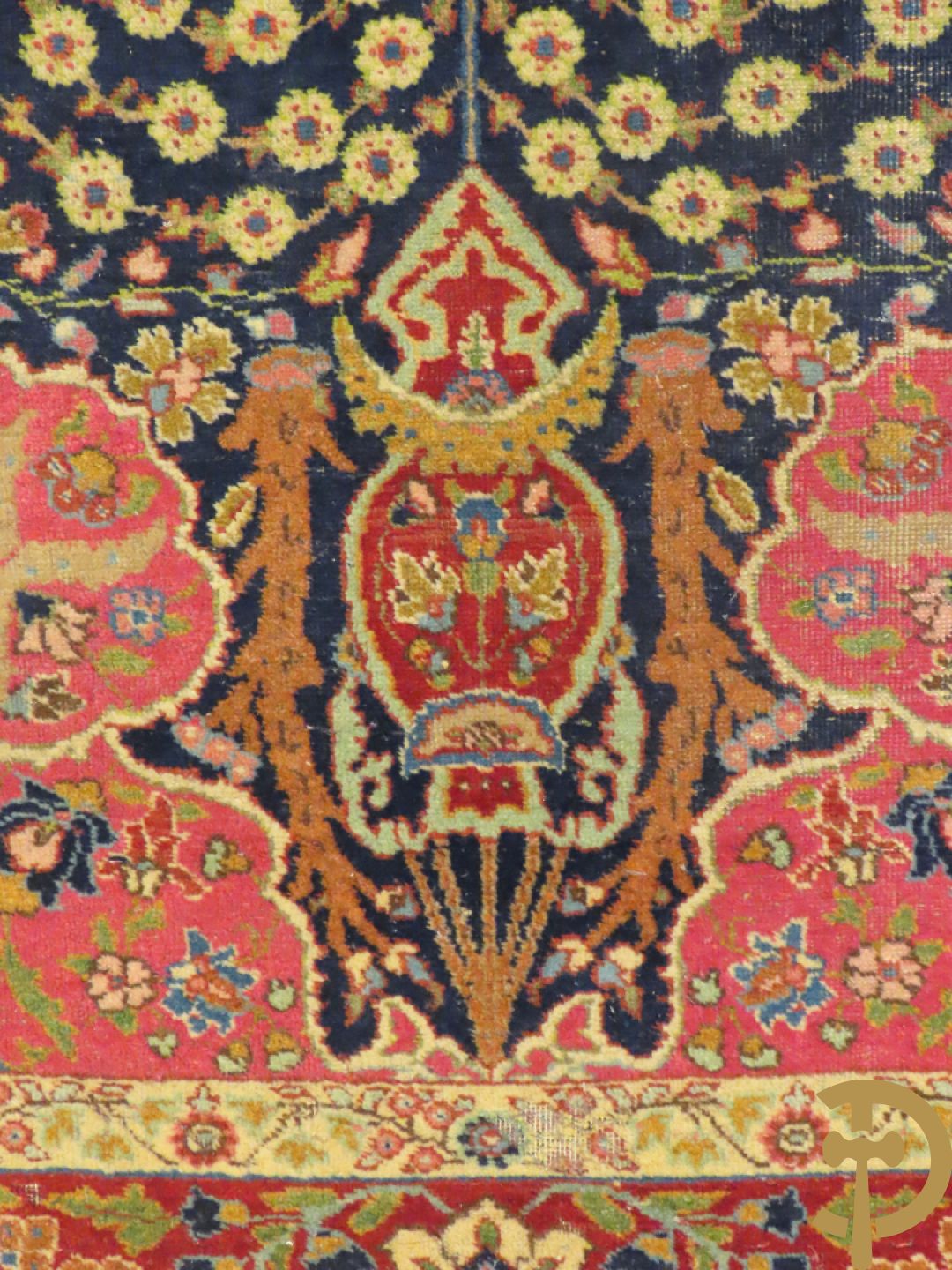 Antiek Oosters handgeknoopt tapijt Tabriz met amfoor en bloementafereel