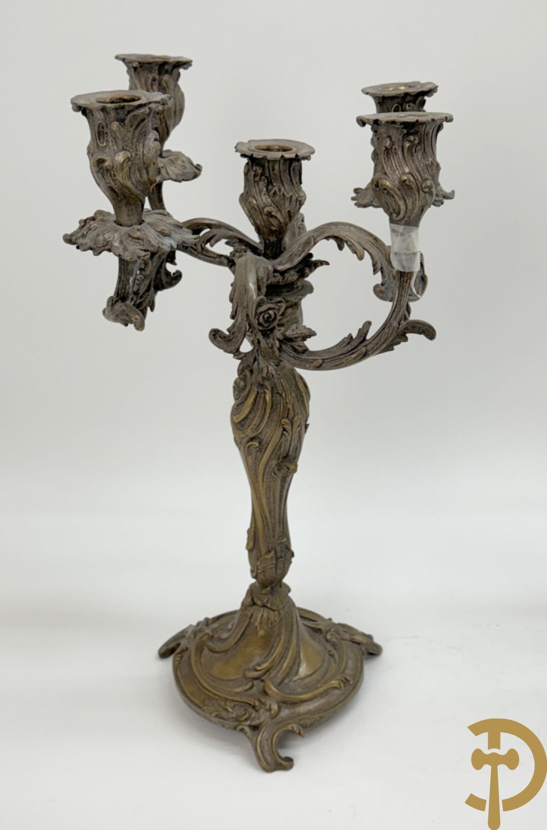 Paar bronzen getorste vijfarmige Louis XV kandelaars