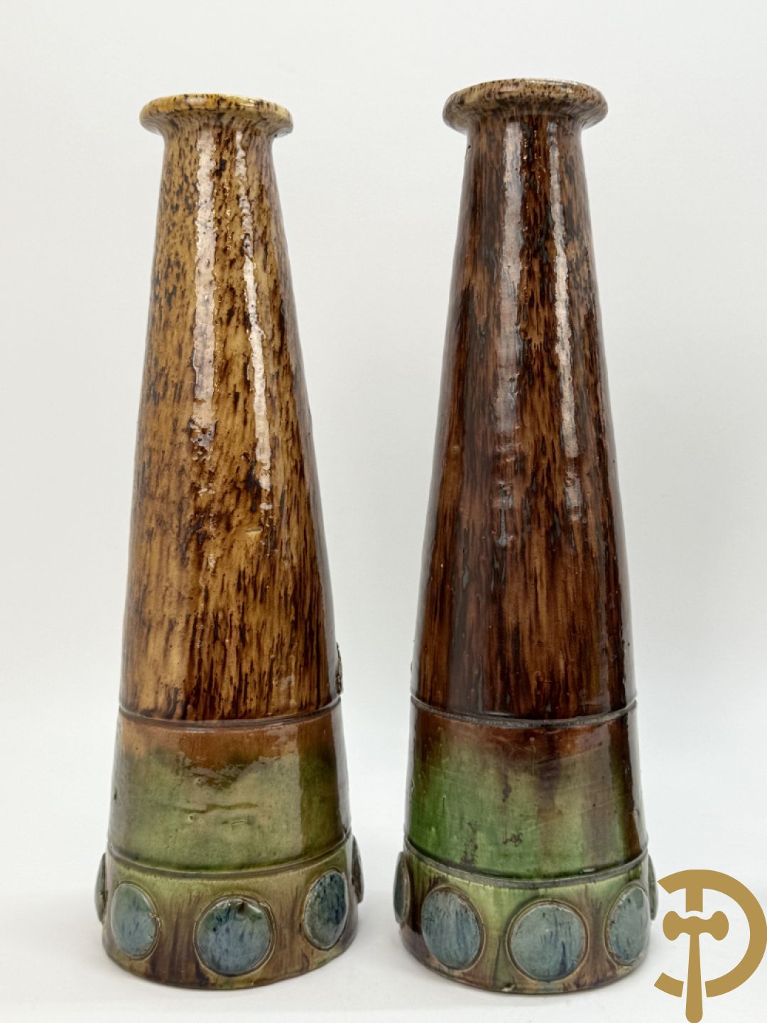 Paar Vlaamse aardewerken vazen met zeilboten 