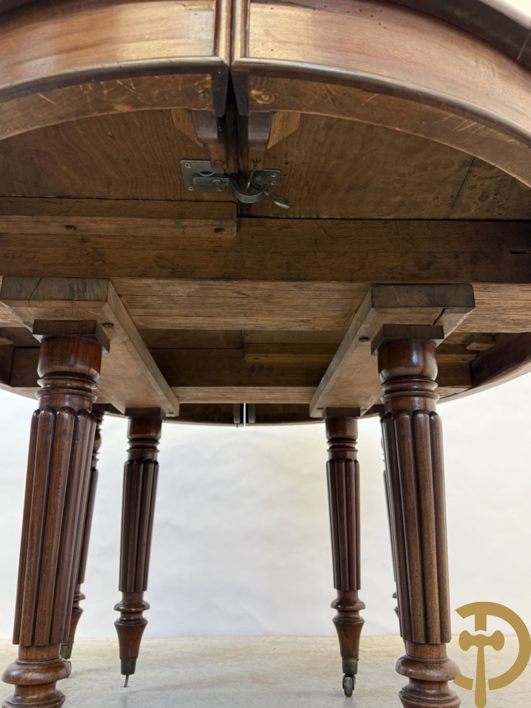 Mahoniehouten uittrekbare coulissetafel op 8 poten (met extra verlengstuk)