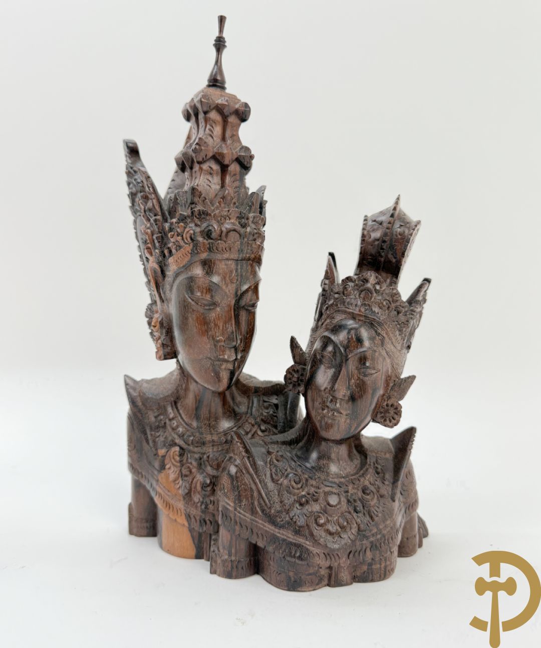 Tien houtgesculpteerde boedhistische figuren waarvan enkele verguld