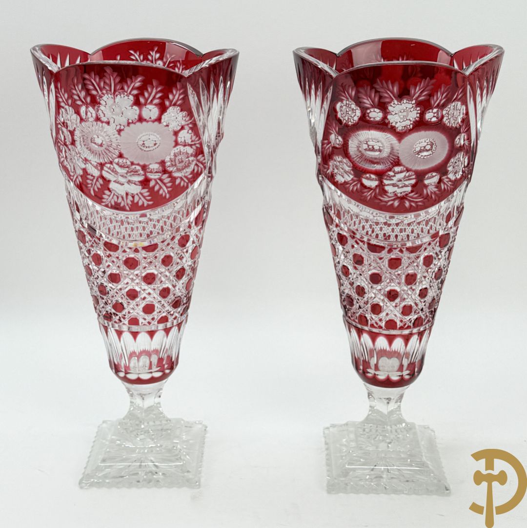 Paar rood kristallen geslepen Boheemse vazen met bloemendecor