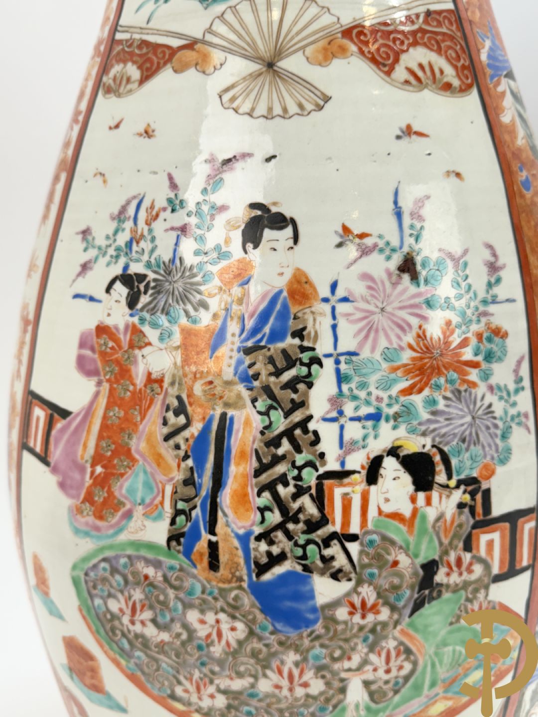 Paar Japanse porseleinen waaiervazen met bloemen en geanimeerd decor