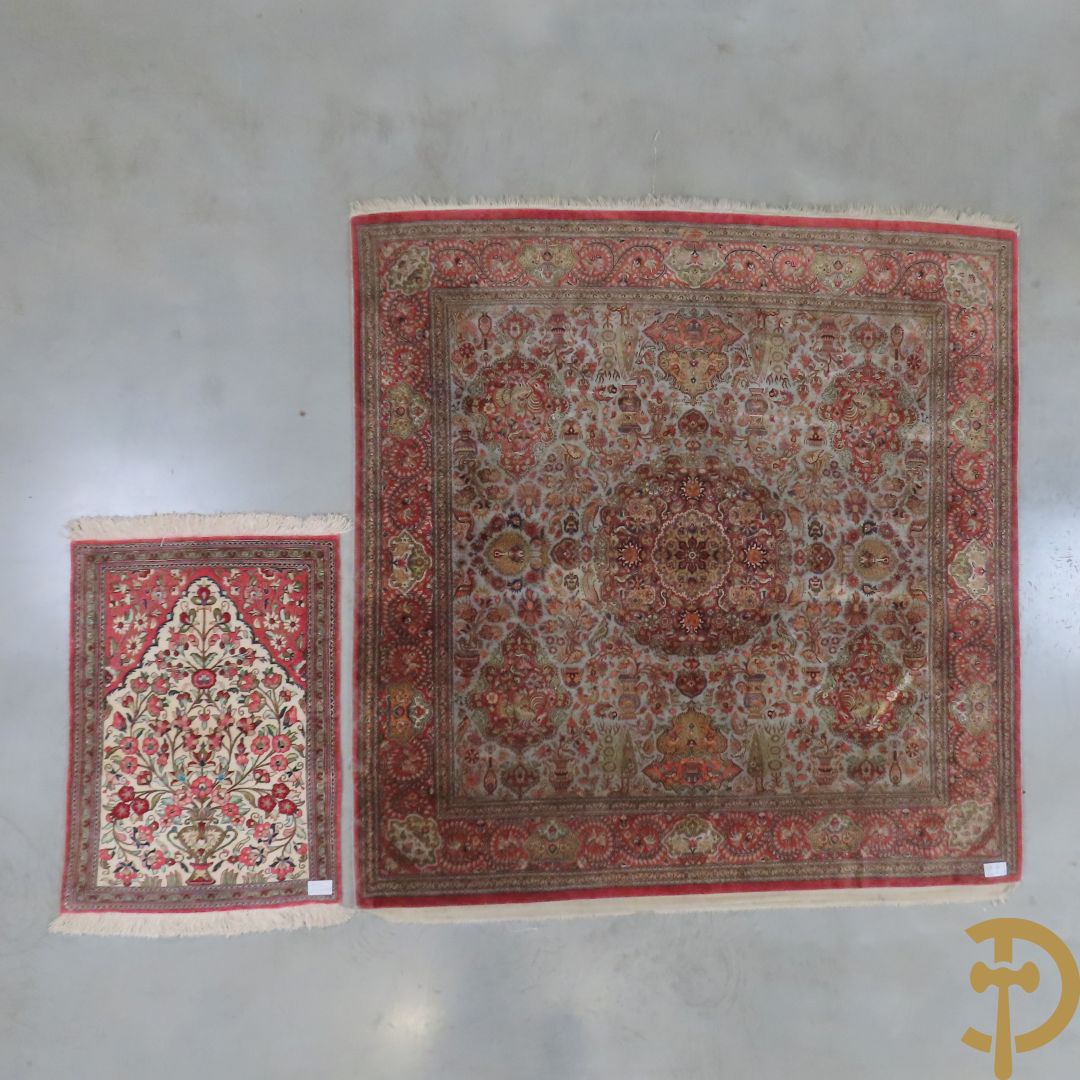 Oosters handgeknoopt tapijt zijde op katoen met bloemenpatronen, vogelmotieven en decor van amfoorvazen + Oosters handgeknoopt tapijt met decor van bloemen en amfoorvaas