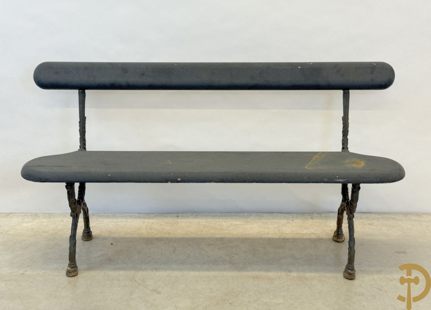 Tuinbank met houten beschilderde zitting en rugleuning op metalen chassis