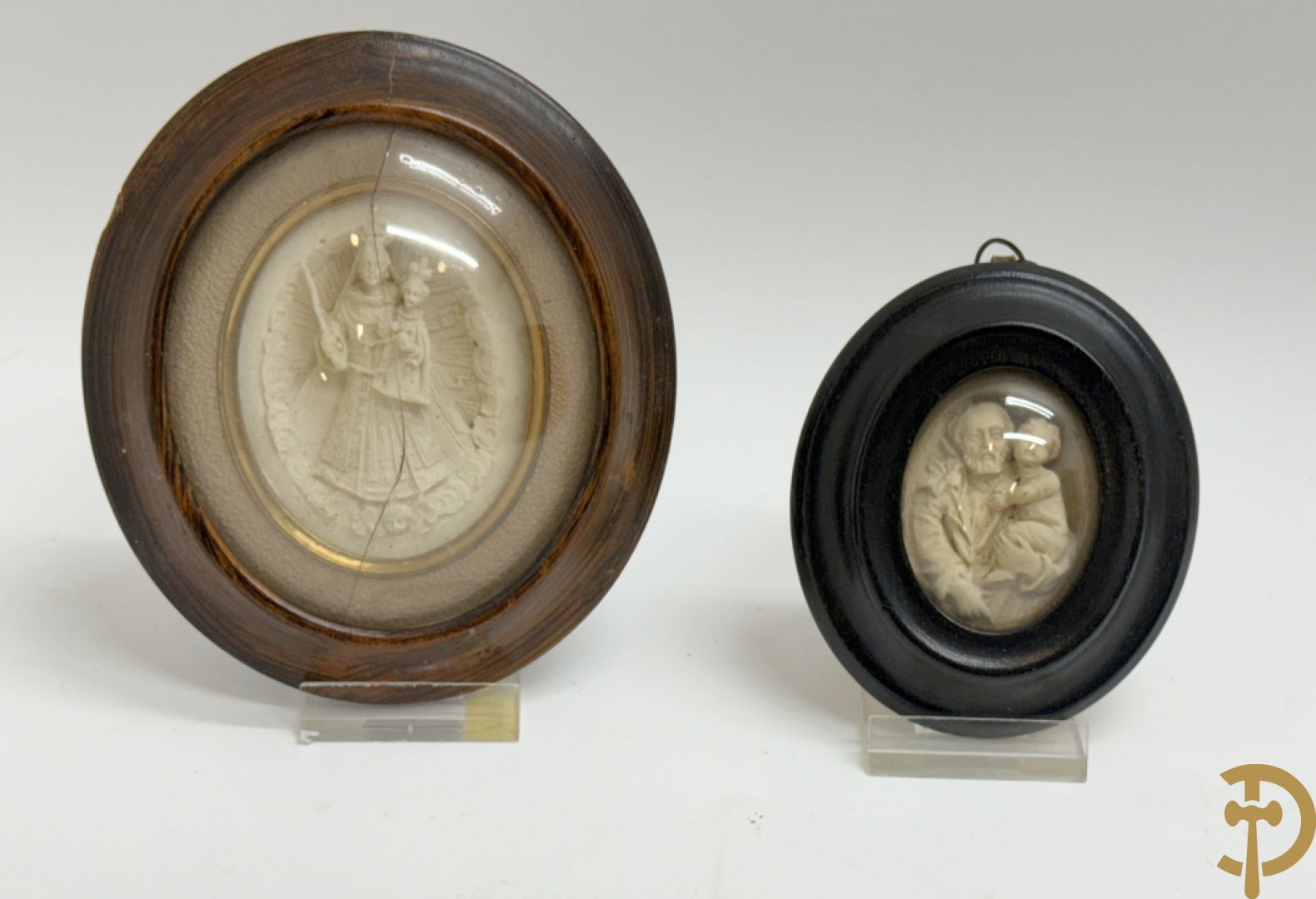 Voorstelling van Madonna met kind, deels verguld, deels geaquarelleerd - in ovale lijst + Voorstelling van Madonna met kind in textielwerk in ovale lijst + Madonna met kind in glazen kastje+ 2 kleine ovale medaillons in pijpaarde