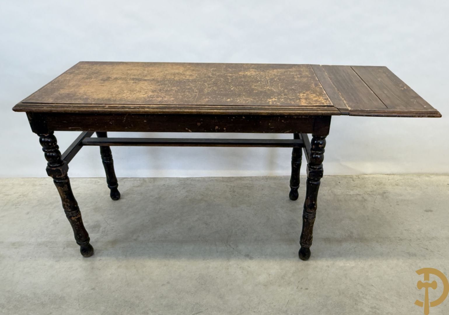 Drie antieke cafétafeltjes waarvan 2 met zijdelingse openklapbare flap