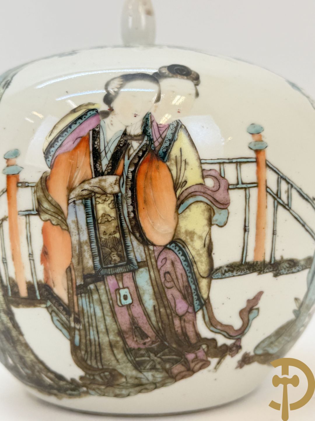 Chinese porseleinen vaas met decor van fo honden + Dekselpotiche in Chinees porselein met geanimeerd decor van dames in landschap