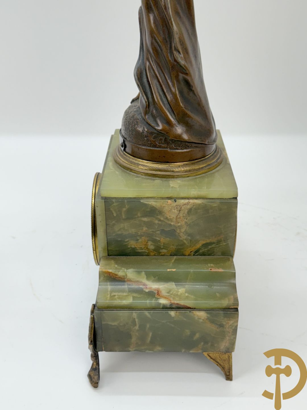 Driedelige zamak garnituur met dame Pavot met bloemen op uurwerk, Rucho getekend, geflankeerd door paar kandelaars