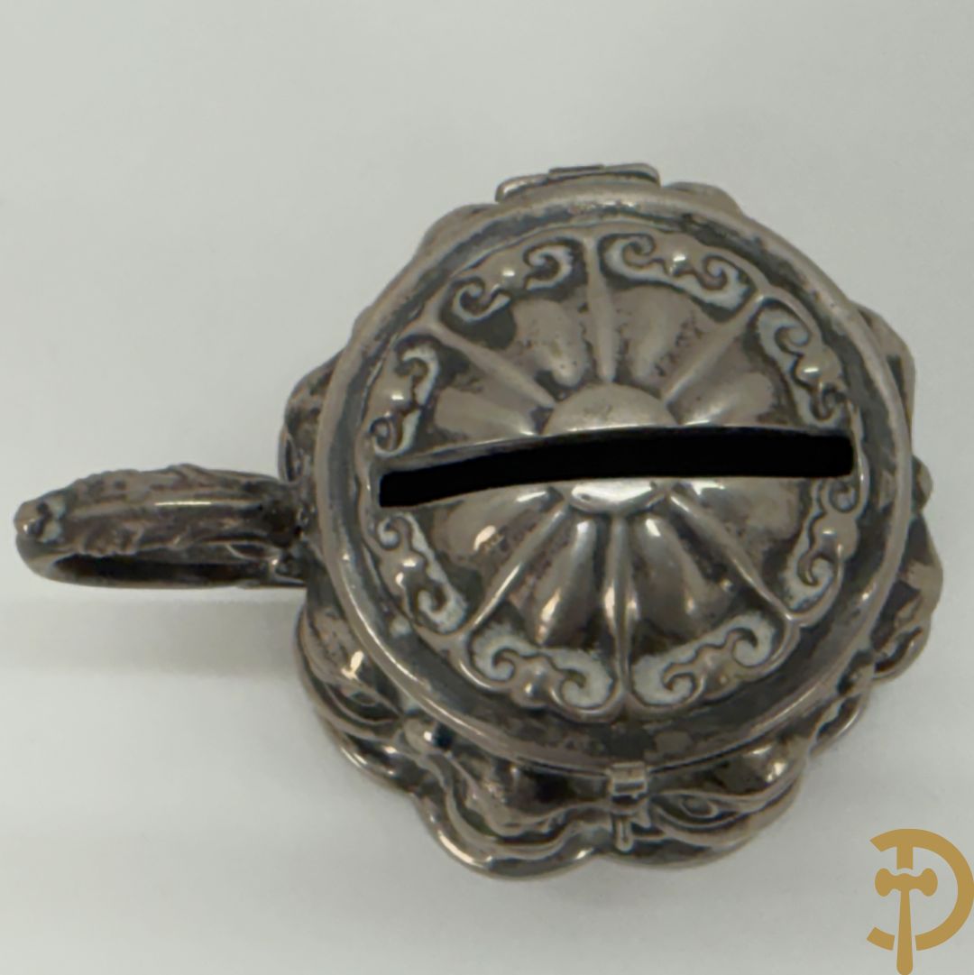 Massief zilveren collectenbus, 2 statieplakkettes, 2 slotjes van boek, wapenschild, penning