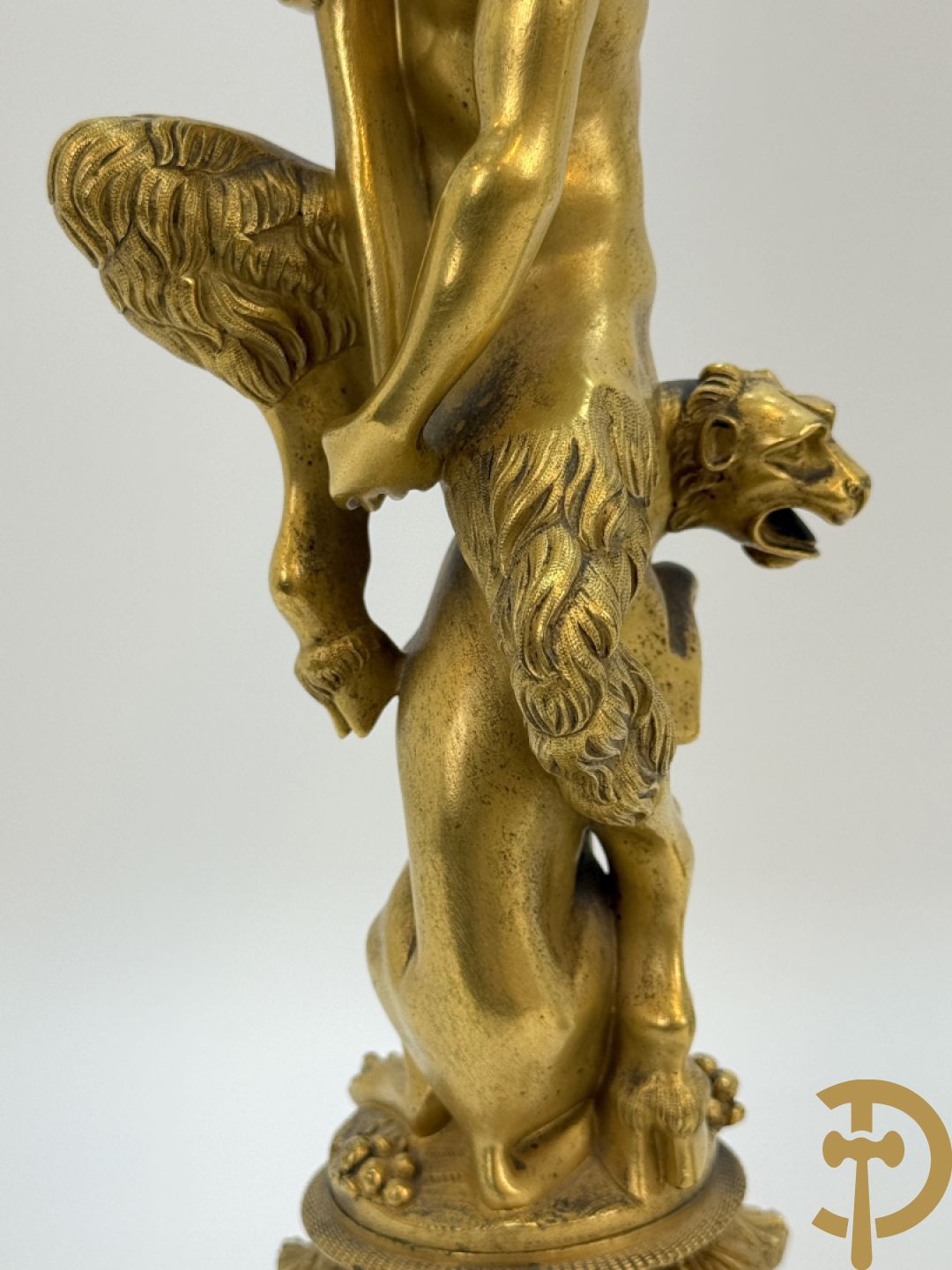 Paar bronzen kandelaars met sater en naakte dame, versierd met accanthusranken en dierenmotieven