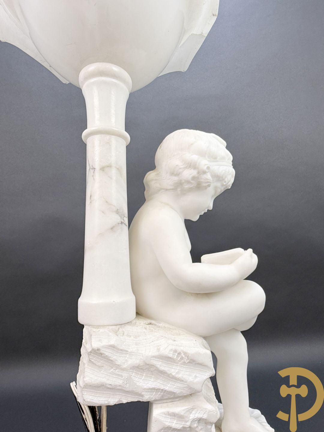 Albast beeld van jongen met boek en lamp