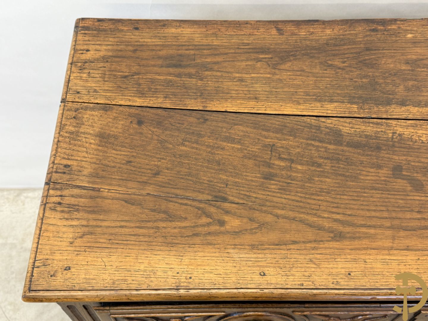 Massief eiken Louis XVI drieladencommode met gepanneleerde zijkanten en accanthusranken in de lades