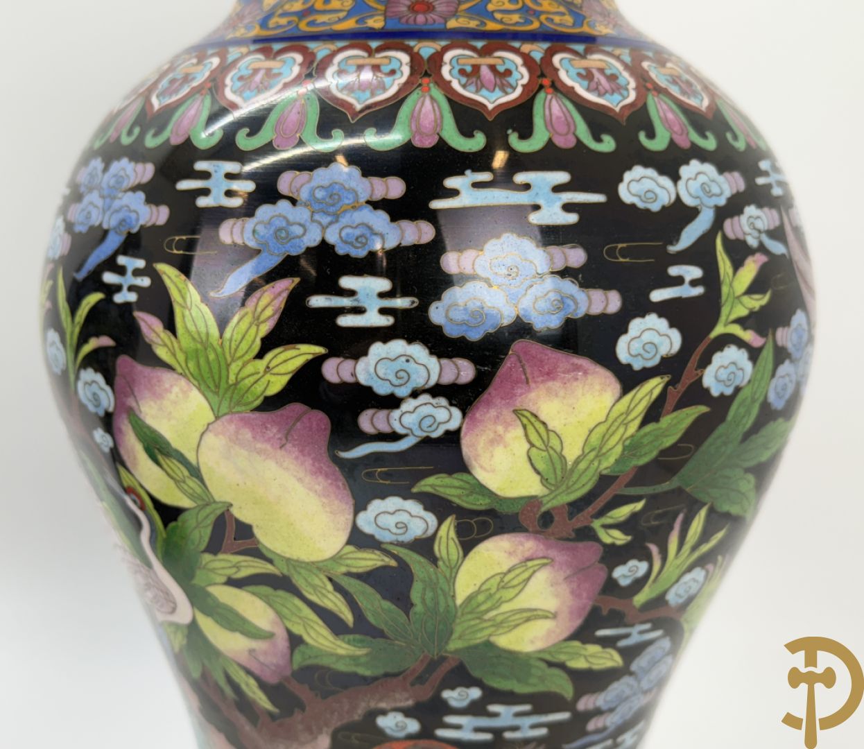 Paar cloisonévazen met bloemen en vogeldecor op zwarte fond - op houten sokkel