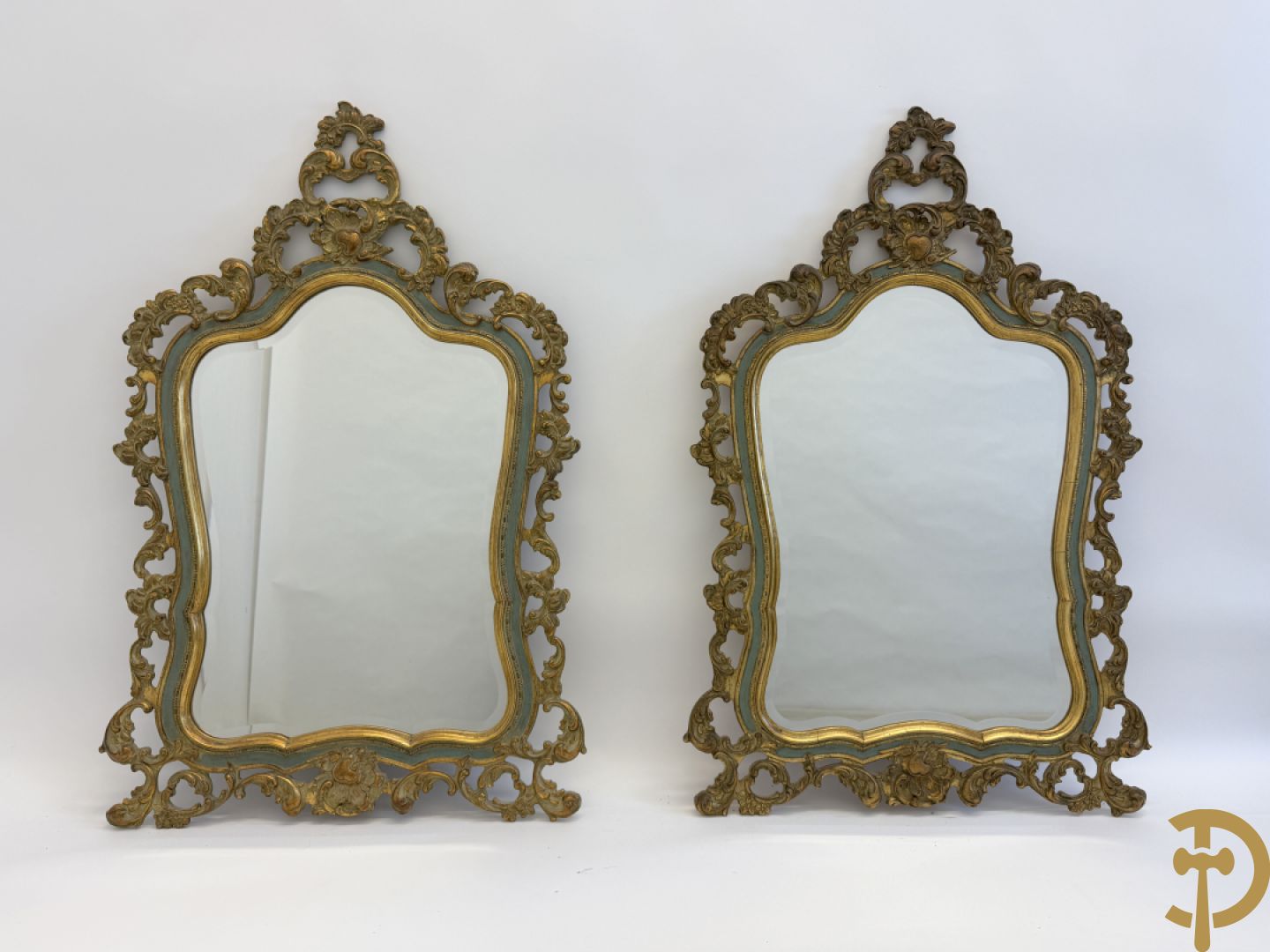 Paar vergulde spiegels met geslepen boord en rocailles, Louis XV stijl