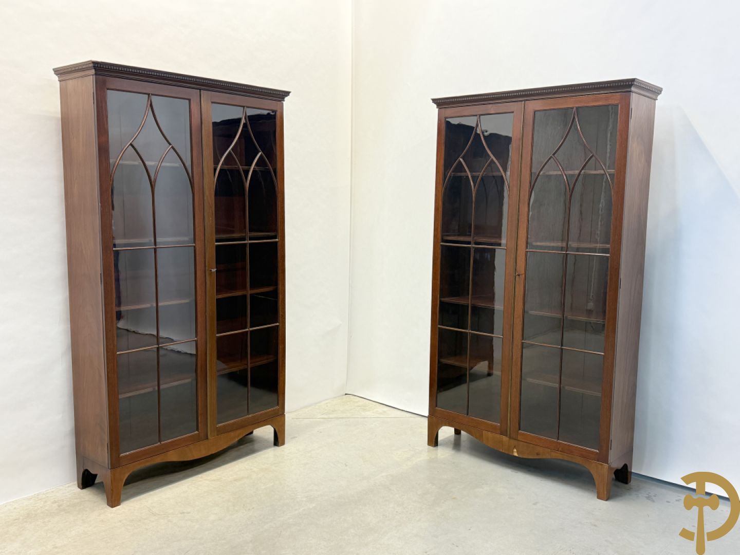 Paar Engelse mahoniehouten vitrines met legbanken