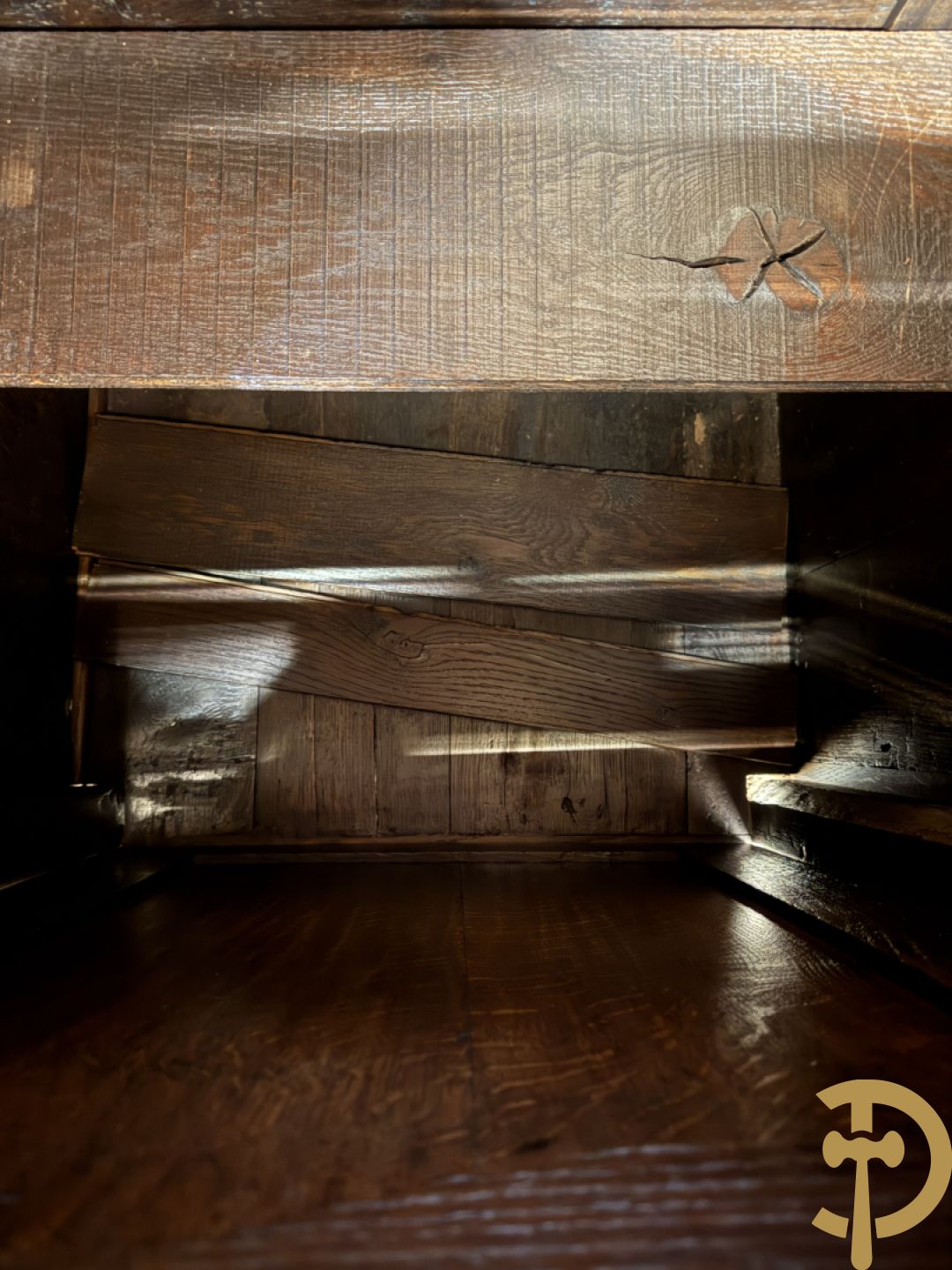 Massief eiken Franse confiturier met deur, lade, afgeronde zijkanten en voluutvormige poten