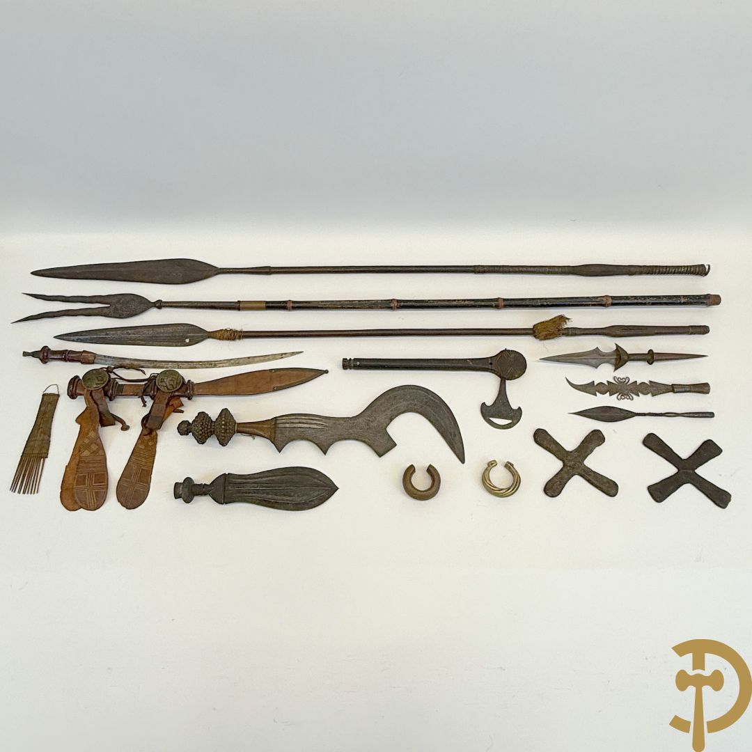Zes Afrikaanse machetes, 4 speren, bronzen ruilmiddel en 2 bronzen armbanden
