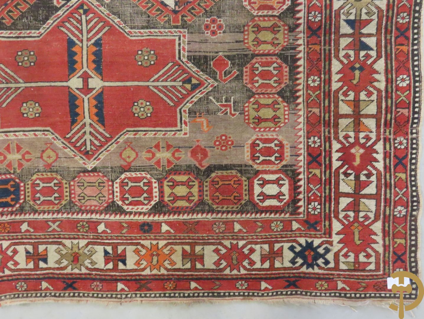 Antiek oosters handgeknoopt Kaukasus tapijt met geometrische patronen