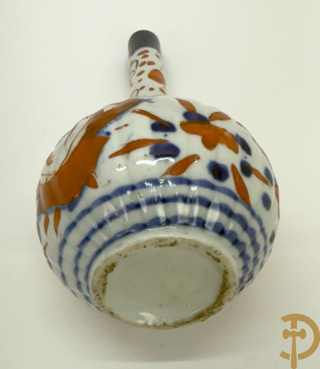 Japanse porseleinen Imari dekselvaas met bloemenmotief + klein flesvormig pique fleur vaasje + 2 Imari bordjes