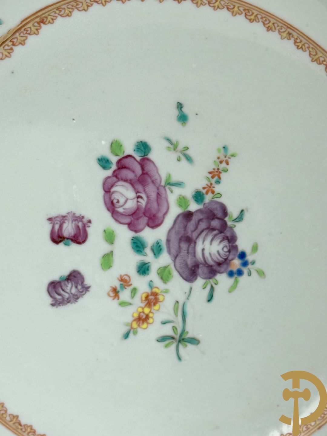 Negen Famille rose bordjes w.o. zes plat gekartelde, 1 diep gekartelde en 2 vlakke met bloementaferelen