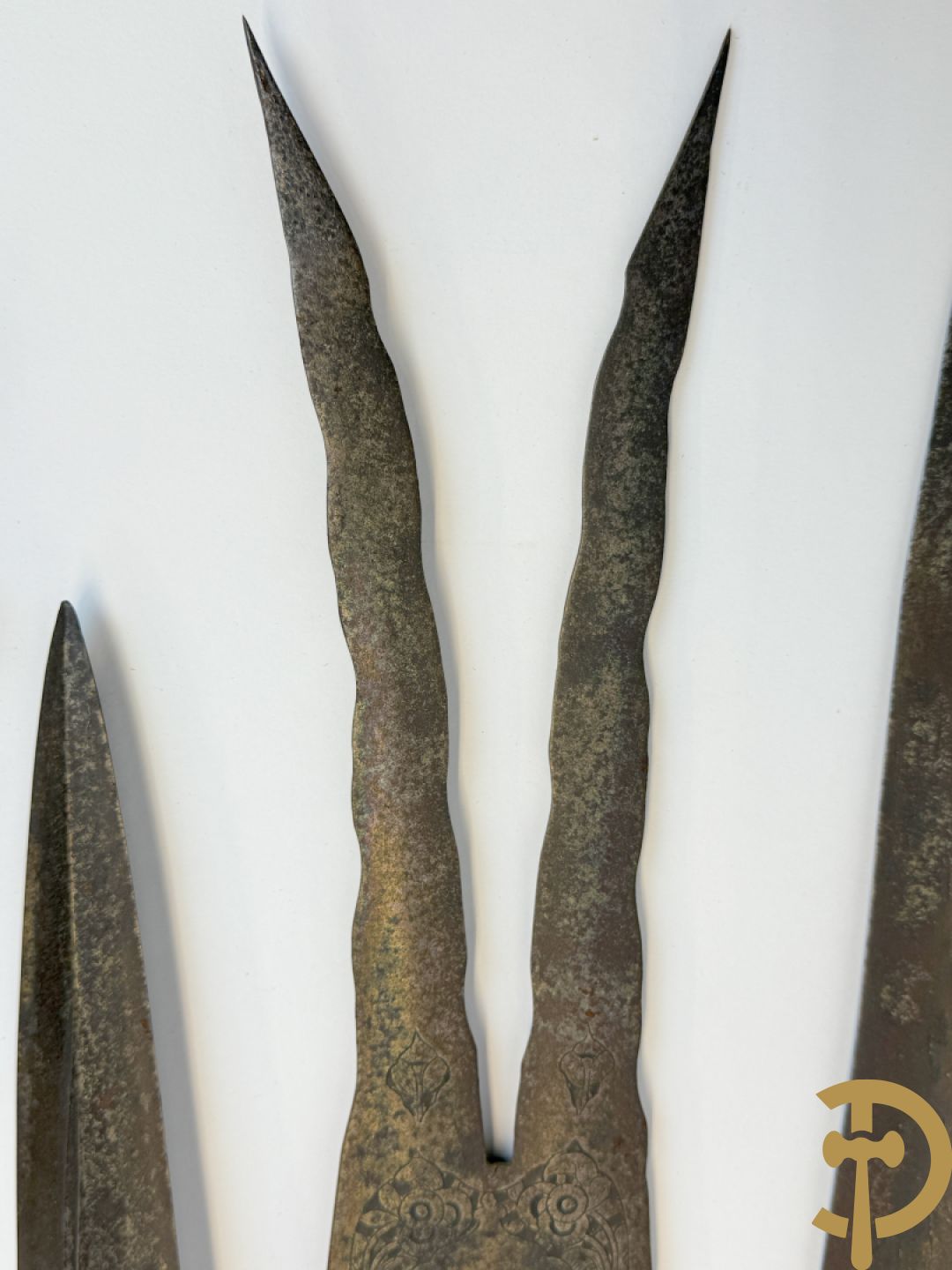 Zes Afrikaanse machetes, 4 speren, bronzen ruilmiddel en 2 bronzen armbanden