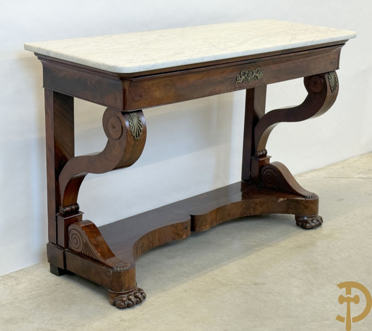 Mahoniehouten console Empire stijl met lade, op voluutvormige klauwepoten en met wit marmeren blad, 19e