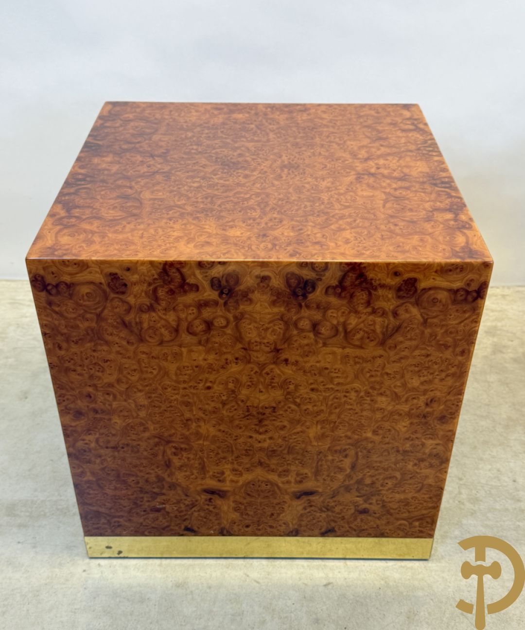 Wortelnotehouten sokkel, Mahay J.C. getekend + poef op koperen onderstel + 3 cigognetafels