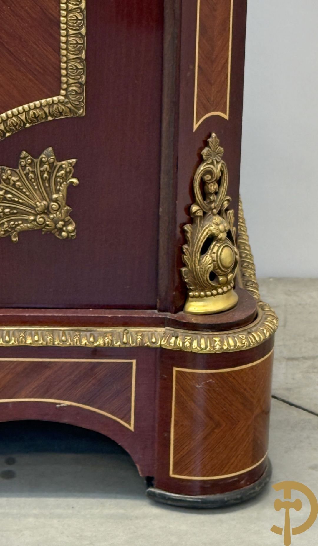 Notelaren vierdeursdressoir met 3 laden, gemarketteerde bloementaferelen en ovale bronzen plakkettes - zijdelings met damesfiguren - bovenaan met wit marmeren blad