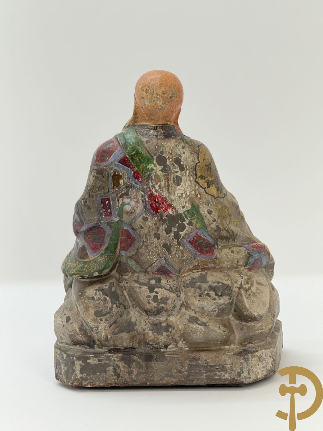 Houtgesculpteerde en gepolychromeerde zittende Aziatische wijsgeer