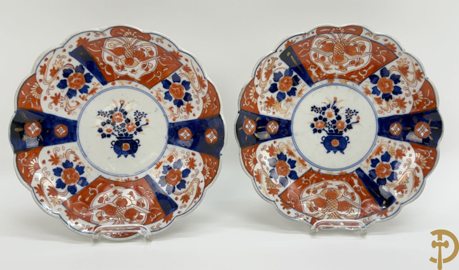 Japanse porseleinen Imari dekselvaas met bloemenmotief + klein flesvormig pique fleur vaasje + 2 Imari bordjes