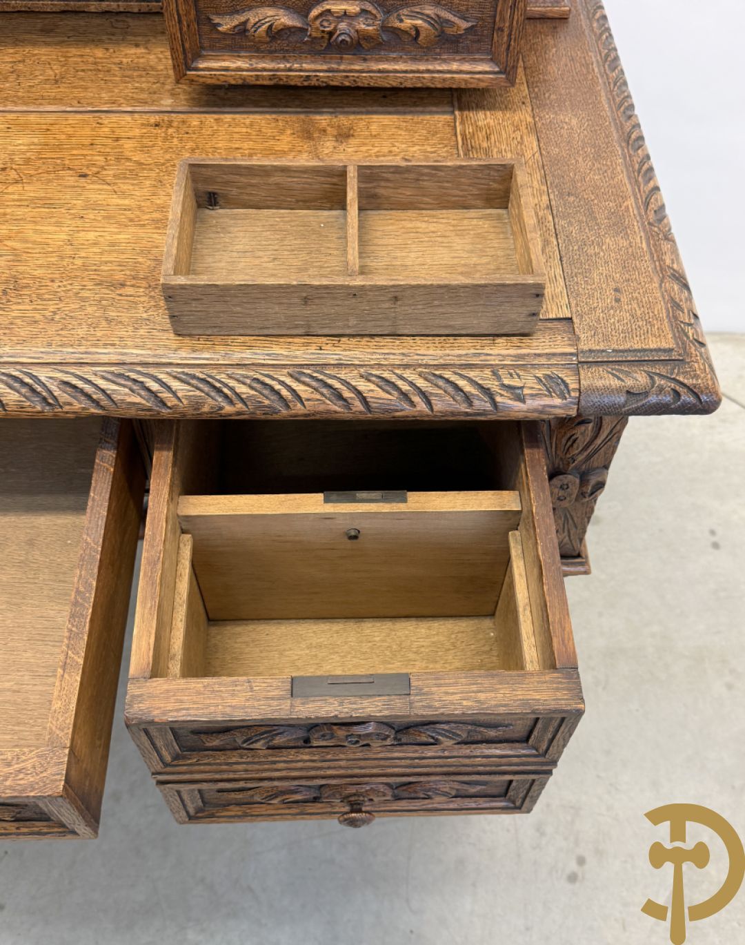 Massief eiken Frans bureel met lades op getorste poten met opstand, 19e